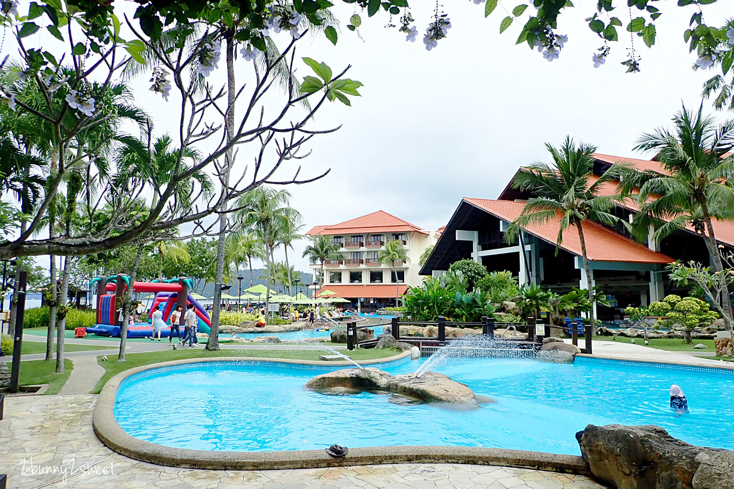 沙巴親子飯店》麥哲倫絲綢度假村 Magellan Sutera Resort~沙灘、泳池、滑水道,還有 KTV、健身房、電影院、保齡球館、兒童遊戲室~休閒設施豐富到讓你玩不完的度假村 @兔兒毛毛姊妹花 沙巴親子飯店》麥哲倫絲綢度假村 Magellan Sutera Resort~沙灘、泳池、滑水道,還有 KTV、健身房、電影院、保齡球館、兒童遊戲室~休閒設施豐富到讓你玩不完的度假村 @兔兒毛毛姊妹花