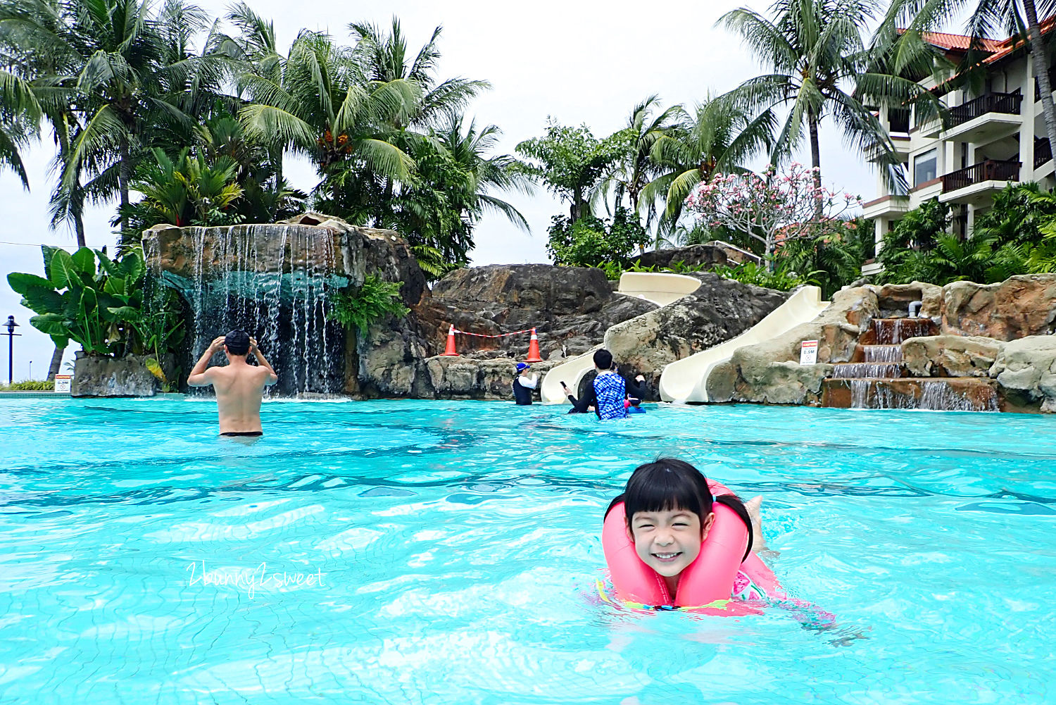 沙巴親子飯店》麥哲倫絲綢度假村 Magellan Sutera Resort~沙灘、泳池、滑水道,還有 KTV、健身房、電影院、保齡球館、兒童遊戲室~休閒設施豐富到讓你玩不完的度假村 @兔兒毛毛姊妹花 沙巴親子飯店》麥哲倫絲綢度假村 Magellan Sutera Resort~沙灘、泳池、滑水道,還有 KTV、健身房、電影院、保齡球館、兒童遊戲室~休閒設施豐富到讓你玩不完的度假村 @兔兒毛毛姊妹花