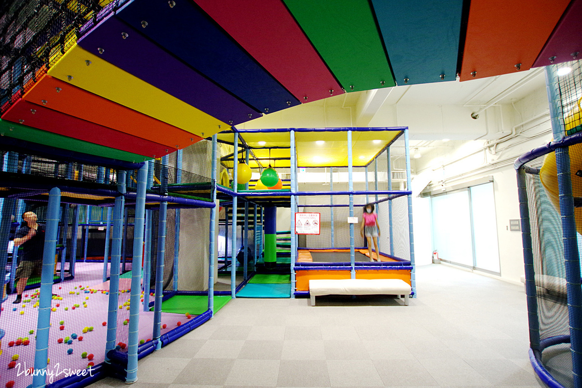 台北信義親子餐廳》Leo’s Playland 樂幼屋親子派對歡樂園~450 坪超大空間 x 好玩又安全的放電設施 x 幼童、兒童徹底分齡安心玩~雨天、豔陽天的室內吹冷氣遛小孩好所在|捷運淡水信義線景點 @兔兒毛毛姊妹花 台北信義親子餐廳》Leo’s Playland 樂幼屋親子派對歡樂園~450 坪超大空間 x 好玩又安全的放電設施 x 幼童、兒童徹底分齡安心玩~雨天、豔陽天的室內吹冷氣遛小孩好所在|捷運淡水信義線景點 @兔兒毛毛姊妹花