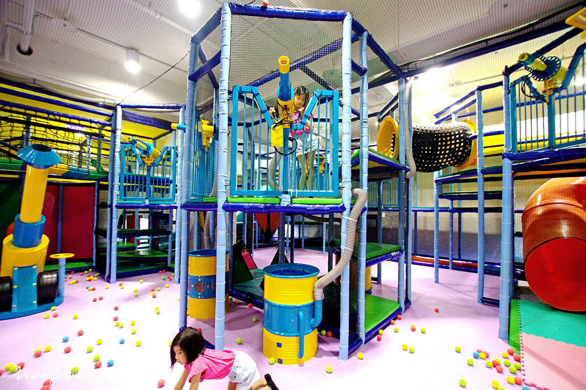 台北信義親子餐廳》Leo’s Playland 樂幼屋親子派對歡樂園~450 坪超大空間 x 好玩又安全的放電設施 x 幼童、兒童徹底分齡安心玩~雨天、豔陽天的室內吹冷氣遛小孩好所在|捷運淡水信義線景點 @兔兒毛毛姊妹花 台北信義親子餐廳》Leo’s Playland 樂幼屋親子派對歡樂園~450 坪超大空間 x 好玩又安全的放電設施 x 幼童、兒童徹底分齡安心玩~雨天、豔陽天的室內吹冷氣遛小孩好所在|捷運淡水信義線景點 @兔兒毛毛姊妹花