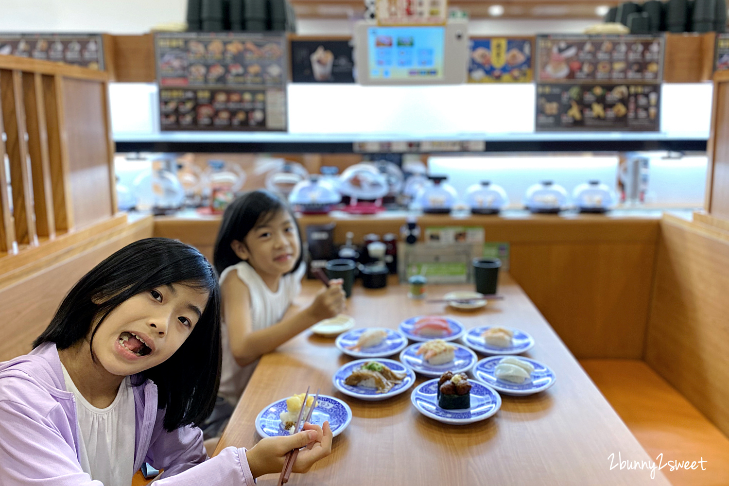 宜蘭美食迴轉壽司》藏壽司宜蘭新月店~藏壽司進軍宜蘭新月廣場,限時九折優惠活動 x 藏壽司拉拉熊扭蛋 x 限量拉拉熊金銀賞 x 七月推薦壽司 & 甜點菜單|交通資訊|用餐方式 @兔兒毛毛姊妹花 宜蘭美食迴轉壽司》藏壽司宜蘭新月店~藏壽司進軍宜蘭新月廣場,限時九折優惠活動 x 藏壽司拉拉熊扭蛋 x 限量拉拉熊金銀賞 x 七月推薦壽司 & 甜點菜單|交通資訊|用餐方式 @兔兒毛毛姊妹花