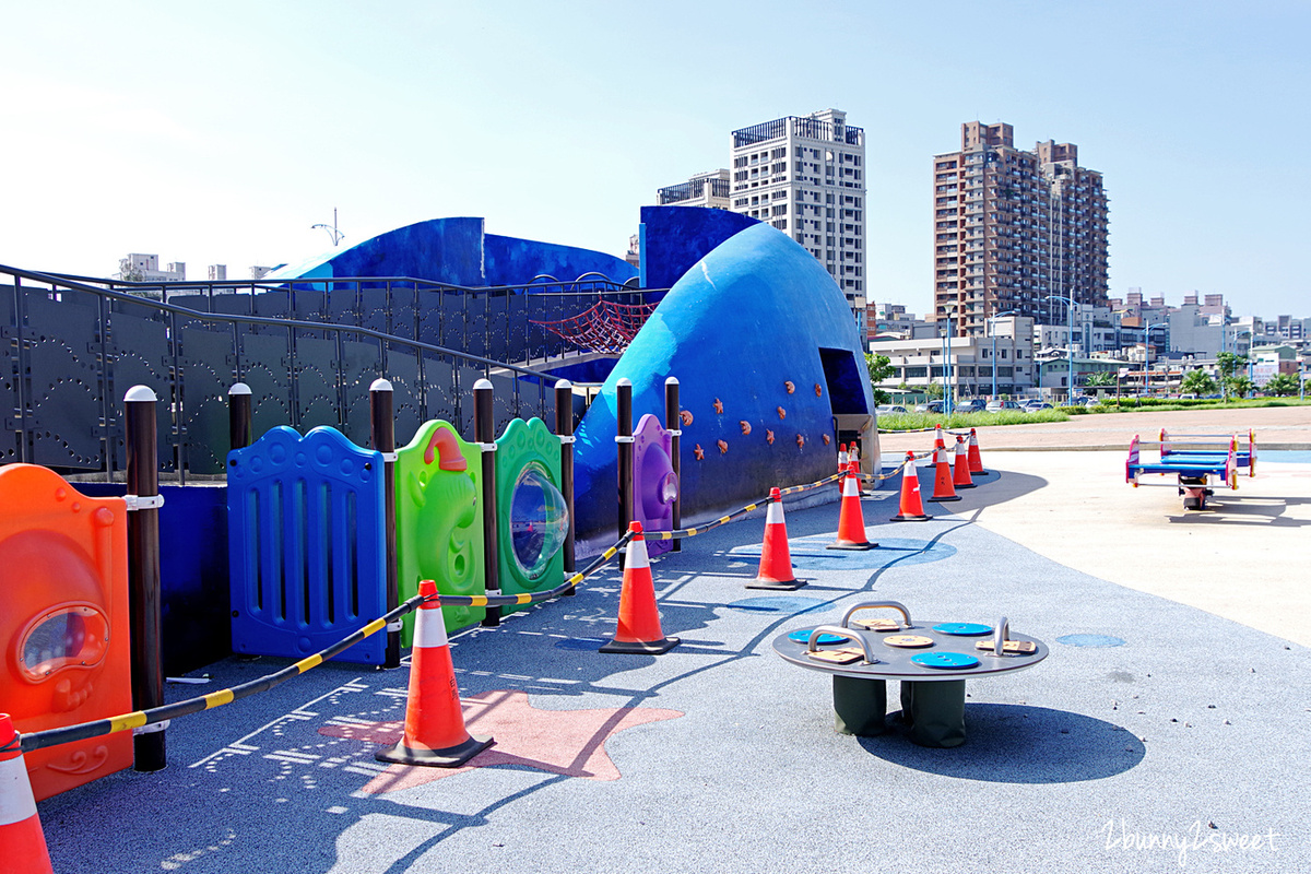 新北親子景點》八里商港公園~超可愛鯨魚地景溜滑梯、攀岩場、盪鞦韆、搖搖椅~無障礙共融遊戲場適合小小孩|八里一日遊景點 @兔兒毛毛姊妹花 新北親子景點》八里商港公園~超可愛鯨魚地景溜滑梯、攀岩場、盪鞦韆、搖搖椅~無障礙共融遊戲場適合小小孩|八里一日遊景點 @兔兒毛毛姊妹花