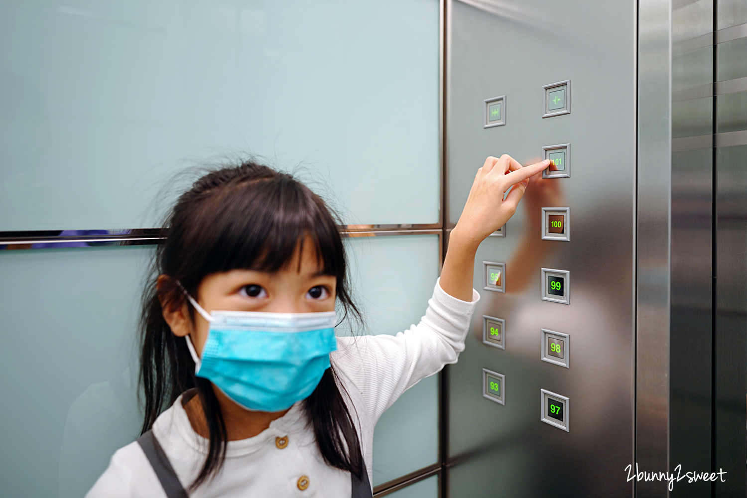 台北親子必遊景點》台北 101 觀景台~12 歲以下免費,還請你吃雞蛋糕、喝飲料、全新特色小小導覽員、一日職人免費體驗~親子、情侶都適合室內旅遊景點 @兔兒毛毛姊妹花 台北親子必遊景點》台北 101 觀景台~12 歲以下免費,還請你吃雞蛋糕、喝飲料、全新特色小小導覽員、一日職人免費體驗~親子、情侶都適合室內旅遊景點 @兔兒毛毛姊妹花
