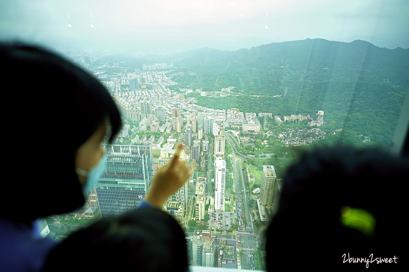 台北親子必遊景點》台北 101 觀景台~12 歲以下免費,還請你吃雞蛋糕、喝飲料、全新特色小小導覽員、一日職人免費體驗~親子、情侶都適合室內旅遊景點 @兔兒毛毛姊妹花 台北親子必遊景點》台北 101 觀景台~12 歲以下免費,還請你吃雞蛋糕、喝飲料、全新特色小小導覽員、一日職人免費體驗~親子、情侶都適合室內旅遊景點 @兔兒毛毛姊妹花
