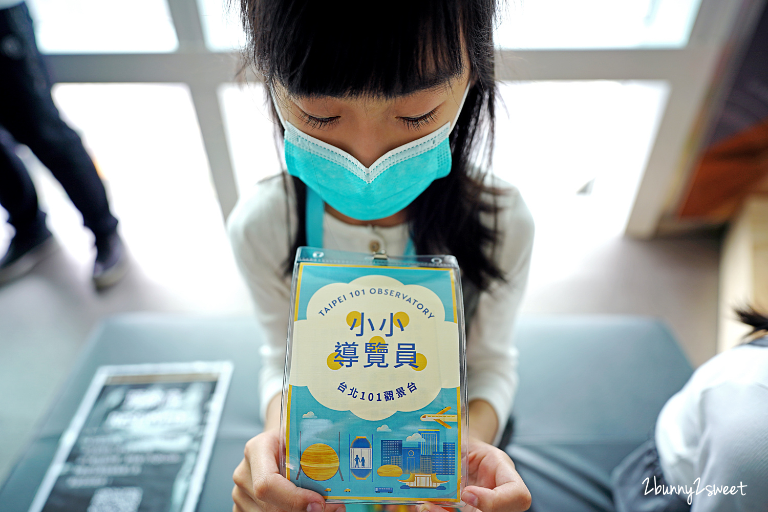 台北親子必遊景點》台北 101 觀景台~12 歲以下免費,還請你吃雞蛋糕、喝飲料、全新特色小小導覽員、一日職人免費體驗~親子、情侶都適合室內旅遊景點 @兔兒毛毛姊妹花 台北親子必遊景點》台北 101 觀景台~12 歲以下免費,還請你吃雞蛋糕、喝飲料、全新特色小小導覽員、一日職人免費體驗~親子、情侶都適合室內旅遊景點 @兔兒毛毛姊妹花
