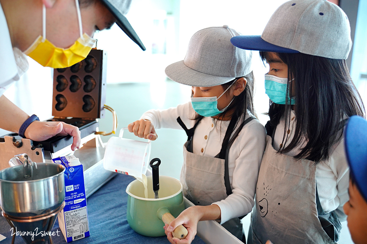 台北親子必遊景點》台北 101 觀景台~12 歲以下免費,還請你吃雞蛋糕、喝飲料、全新特色小小導覽員、一日職人免費體驗~親子、情侶都適合室內旅遊景點 @兔兒毛毛姊妹花 台北親子必遊景點》台北 101 觀景台~12 歲以下免費,還請你吃雞蛋糕、喝飲料、全新特色小小導覽員、一日職人免費體驗~親子、情侶都適合室內旅遊景點 @兔兒毛毛姊妹花