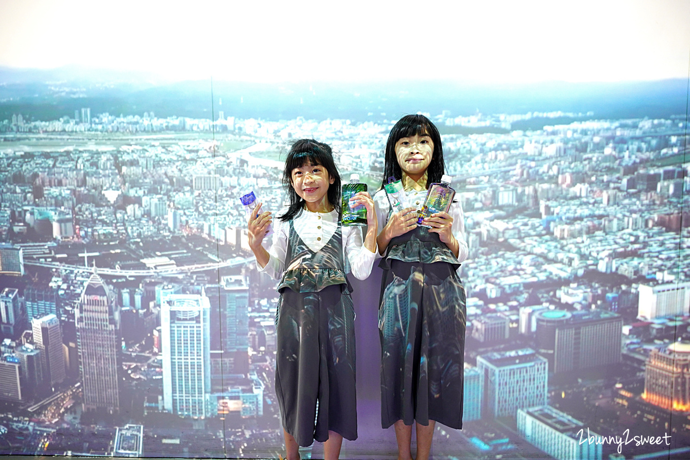 台北親子必遊景點》台北 101 觀景台~12 歲以下免費,還請你吃雞蛋糕、喝飲料、全新特色小小導覽員、一日職人免費體驗~親子、情侶都適合室內旅遊景點 @兔兒毛毛姊妹花 台北親子必遊景點》台北 101 觀景台~12 歲以下免費,還請你吃雞蛋糕、喝飲料、全新特色小小導覽員、一日職人免費體驗~親子、情侶都適合室內旅遊景點 @兔兒毛毛姊妹花