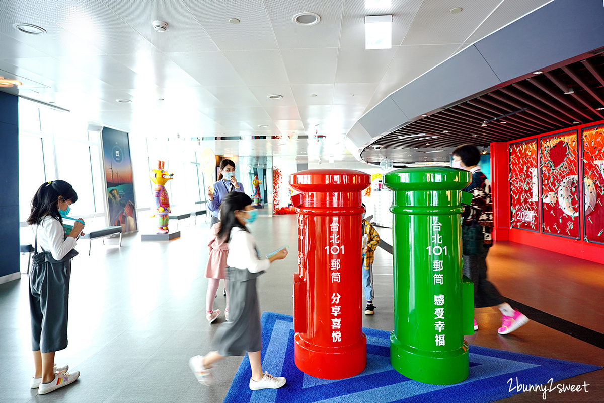 台北親子必遊景點》台北 101 觀景台~12 歲以下免費,還請你吃雞蛋糕、喝飲料、全新特色小小導覽員、一日職人免費體驗~親子、情侶都適合室內旅遊景點 @兔兒毛毛姊妹花 台北親子必遊景點》台北 101 觀景台~12 歲以下免費,還請你吃雞蛋糕、喝飲料、全新特色小小導覽員、一日職人免費體驗~親子、情侶都適合室內旅遊景點 @兔兒毛毛姊妹花