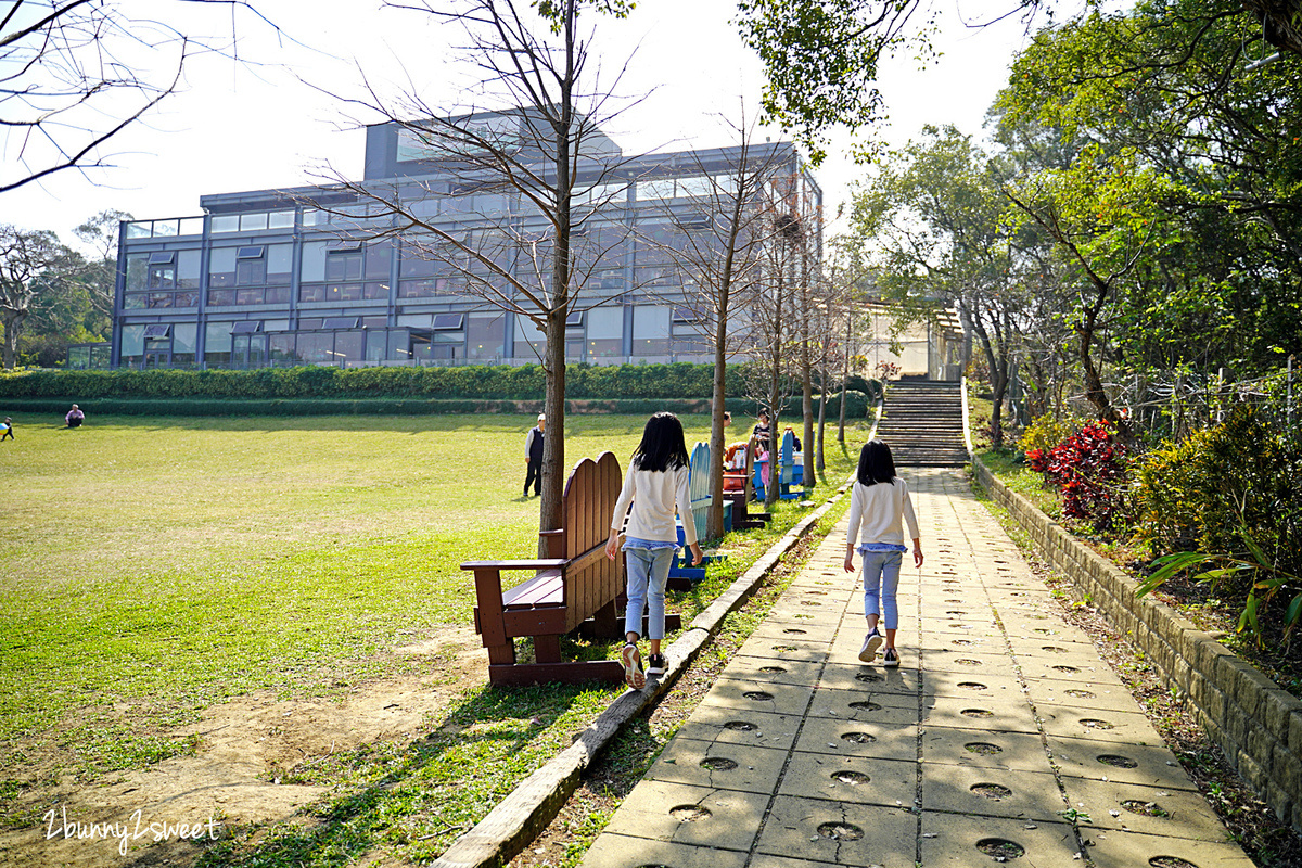 新竹親子餐廳》愛家農場~大沙坑、大草皮、小火車,還可以看孔雀、餵魚、餵羊咩咩~適合親子放風的景觀餐廳|新竹美食推薦 @兔兒毛毛姊妹花 新竹親子餐廳》愛家農場~大沙坑、大草皮、小火車,還可以看孔雀、餵魚、餵羊咩咩~適合親子放風的景觀餐廳|新竹美食推薦 @兔兒毛毛姊妹花