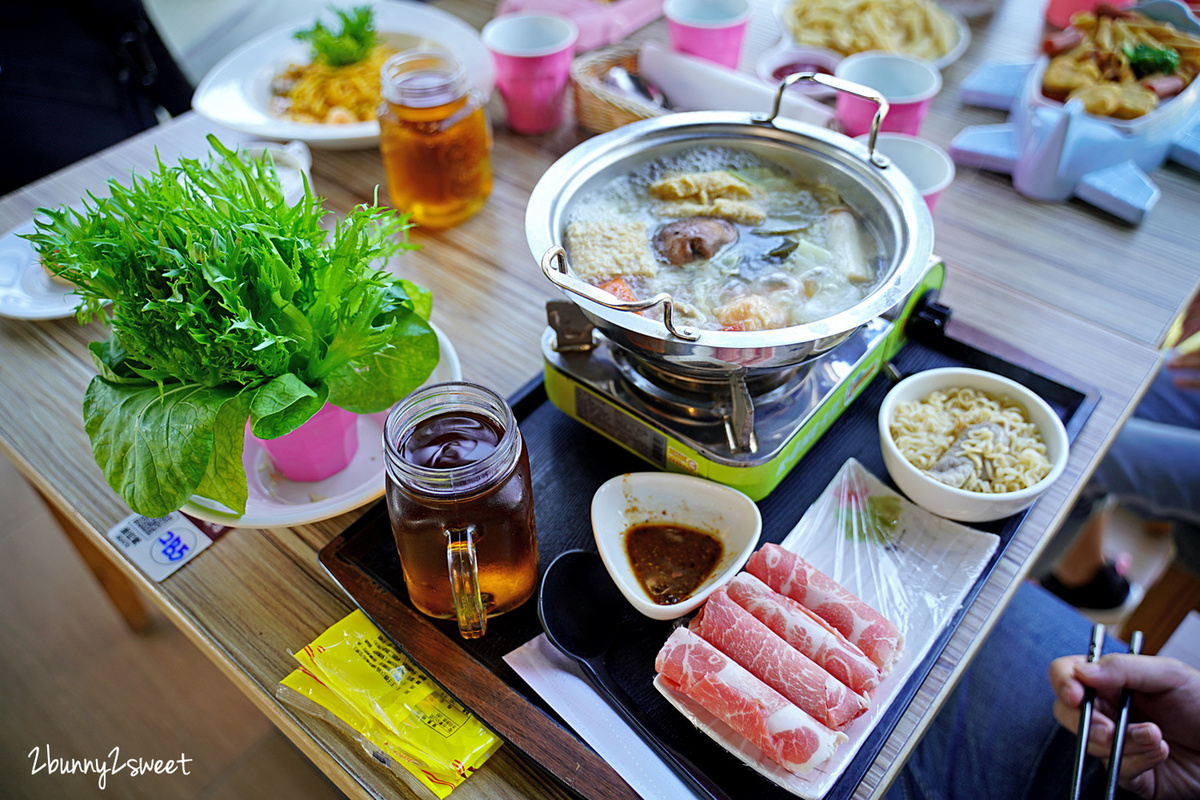 新竹親子餐廳》愛家農場~大沙坑、大草皮、小火車,還可以看孔雀、餵魚、餵羊咩咩~適合親子放風的景觀餐廳|新竹美食推薦 @兔兒毛毛姊妹花 新竹親子餐廳》愛家農場~大沙坑、大草皮、小火車,還可以看孔雀、餵魚、餵羊咩咩~適合親子放風的景觀餐廳|新竹美食推薦 @兔兒毛毛姊妹花