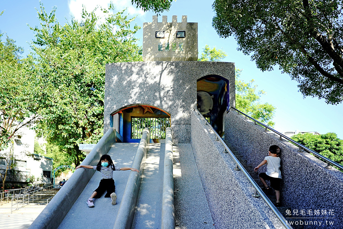 新北親子景點》泰山貴子兒童公園~機器人磨石子溜滑梯、搖搖車、攀爬網~適合小小孩 @兔兒毛毛姊妹花 新北親子景點》泰山貴子兒童公園~機器人磨石子溜滑梯、搖搖車、攀爬網~適合小小孩 @兔兒毛毛姊妹花