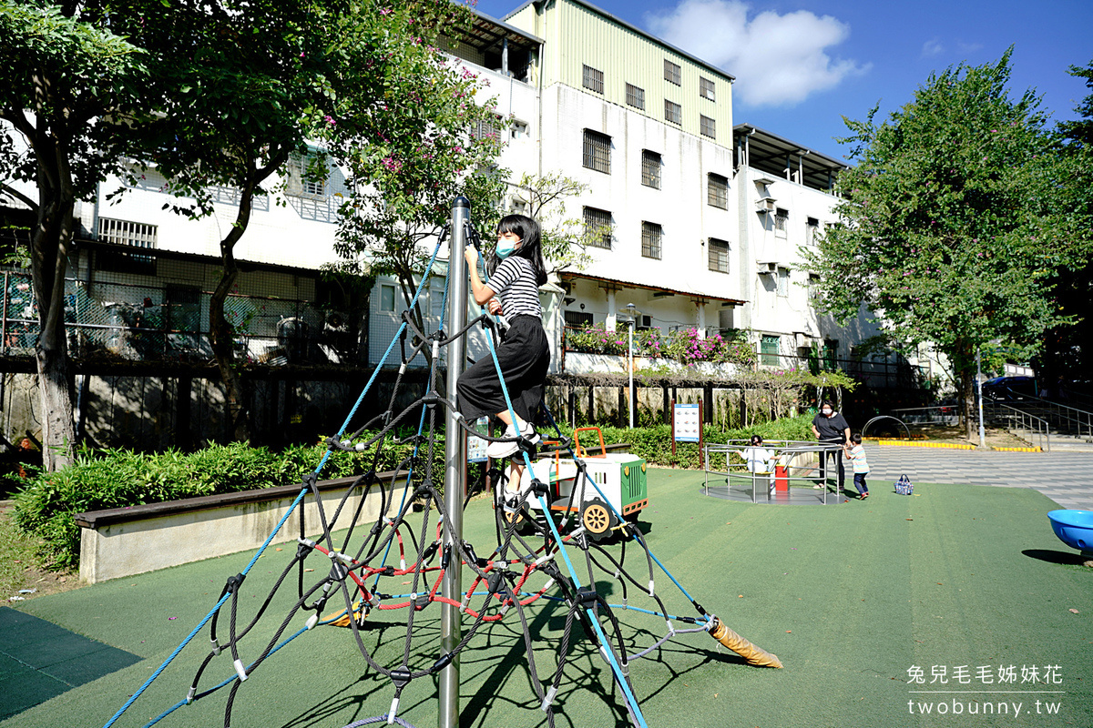 新北親子景點》泰山貴子兒童公園~機器人磨石子溜滑梯、搖搖車、攀爬網~適合小小孩 @兔兒毛毛姊妹花 新北親子景點》泰山貴子兒童公園~機器人磨石子溜滑梯、搖搖車、攀爬網~適合小小孩 @兔兒毛毛姊妹花