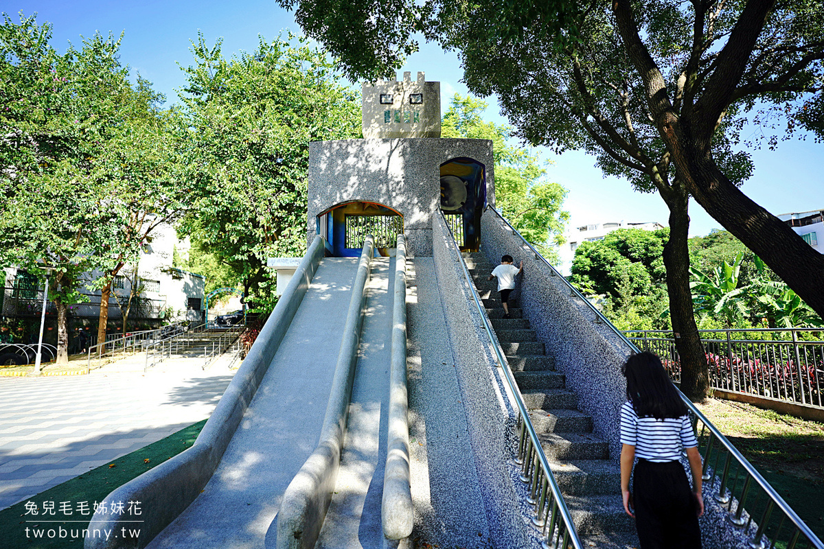 新北親子景點》泰山貴子兒童公園~機器人磨石子溜滑梯、搖搖車、攀爬網~適合小小孩 @兔兒毛毛姊妹花 新北親子景點》泰山貴子兒童公園~機器人磨石子溜滑梯、搖搖車、攀爬網~適合小小孩 @兔兒毛毛姊妹花