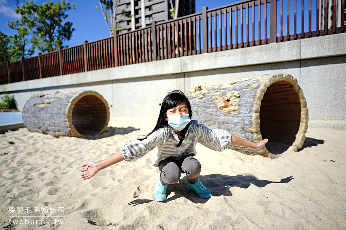新竹親子景點》竹東台泥公園～超美山丘地景兒童遊戲場，攀爬網、溜滑梯、大沙坑好好玩｜竹東藝術花廊 @兔兒毛毛姊妹花