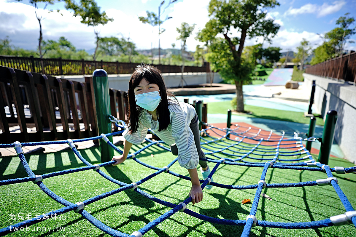 新竹親子景點》竹東台泥公園～超美山丘地景兒童遊戲場，攀爬網、溜滑梯、大沙坑好好玩｜竹東藝術花廊 @兔兒毛毛姊妹花