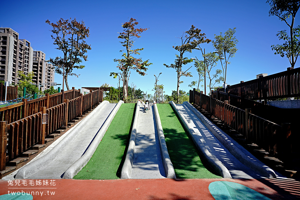 新竹親子景點》竹東台泥公園～超美山丘地景兒童遊戲場，攀爬網、溜滑梯、大沙坑好好玩｜竹東藝術花廊 @兔兒毛毛姊妹花