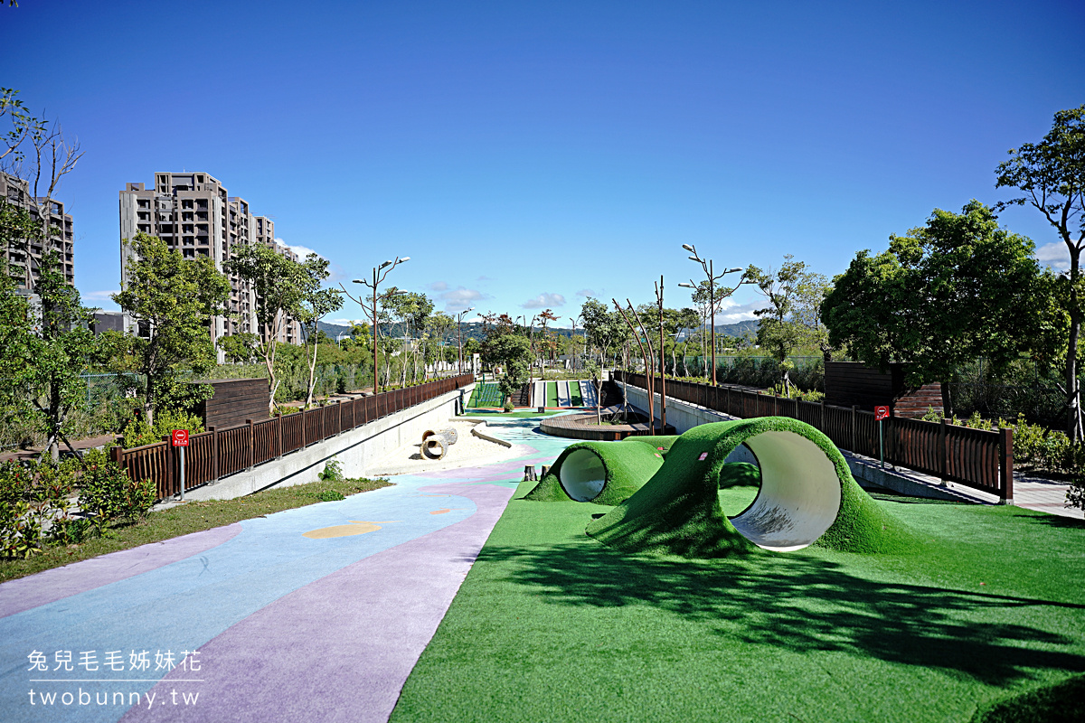 新竹親子景點》竹東台泥公園～超美山丘地景兒童遊戲場，攀爬網、溜滑梯、大沙坑好好玩｜竹東藝術花廊 @兔兒毛毛姊妹花