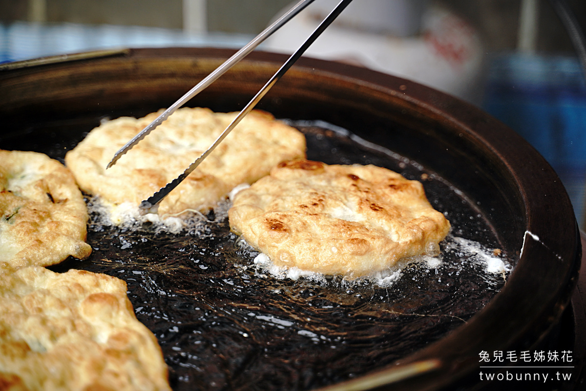 澎湖美食》老李胡椒餅～澎湖唯一古法炭烤胡椒餅，內行人必點脆中帶Q的老麵炸蛋蔥油餅 @兔兒毛毛姊妹花
