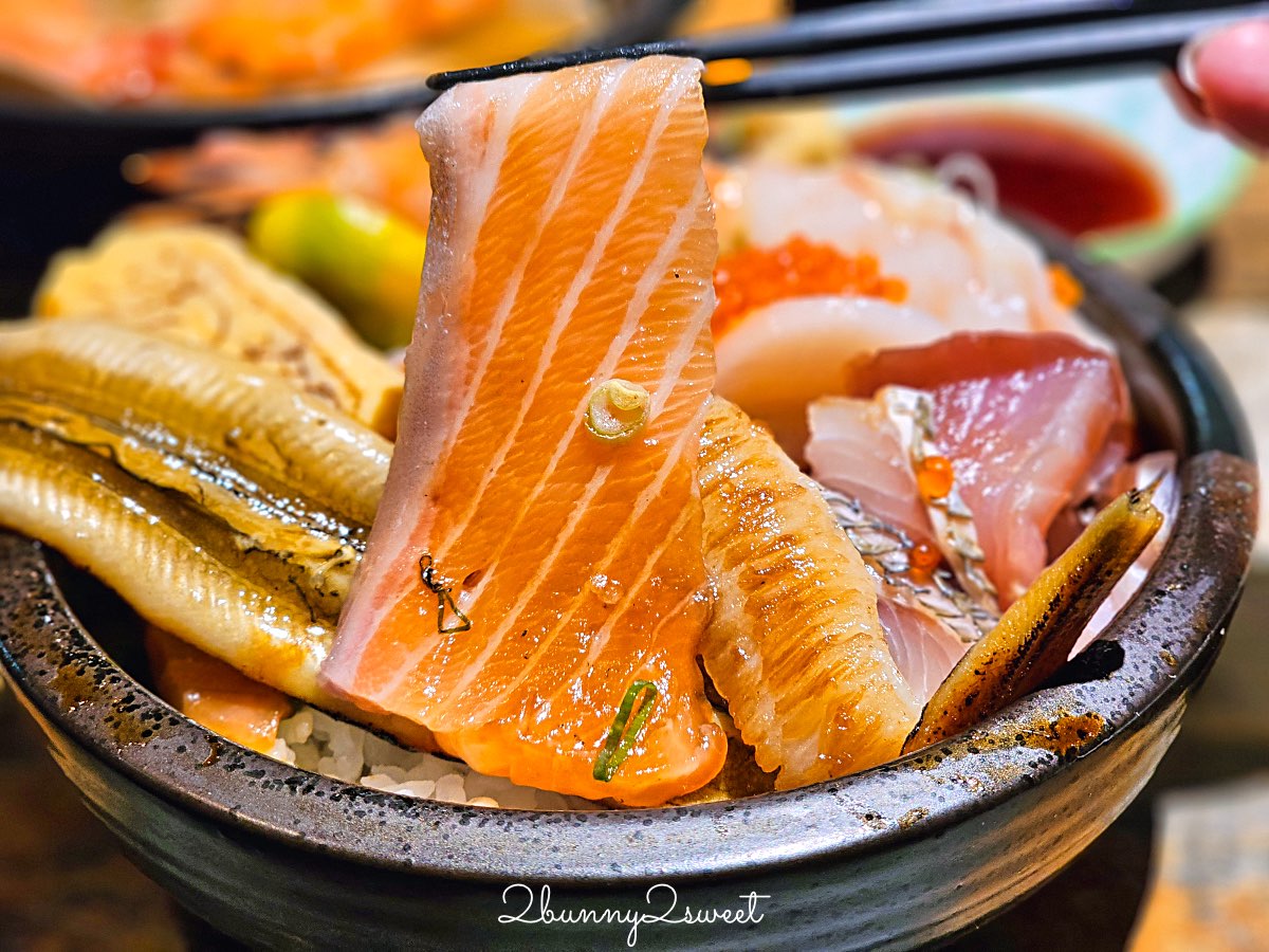 南京三民【浮誇海鮮丼飯專賣店】藏身南京公寓市場內的平價海鮮丼，直接給你半隻龍蝦!! @兔兒毛毛姊妹花
