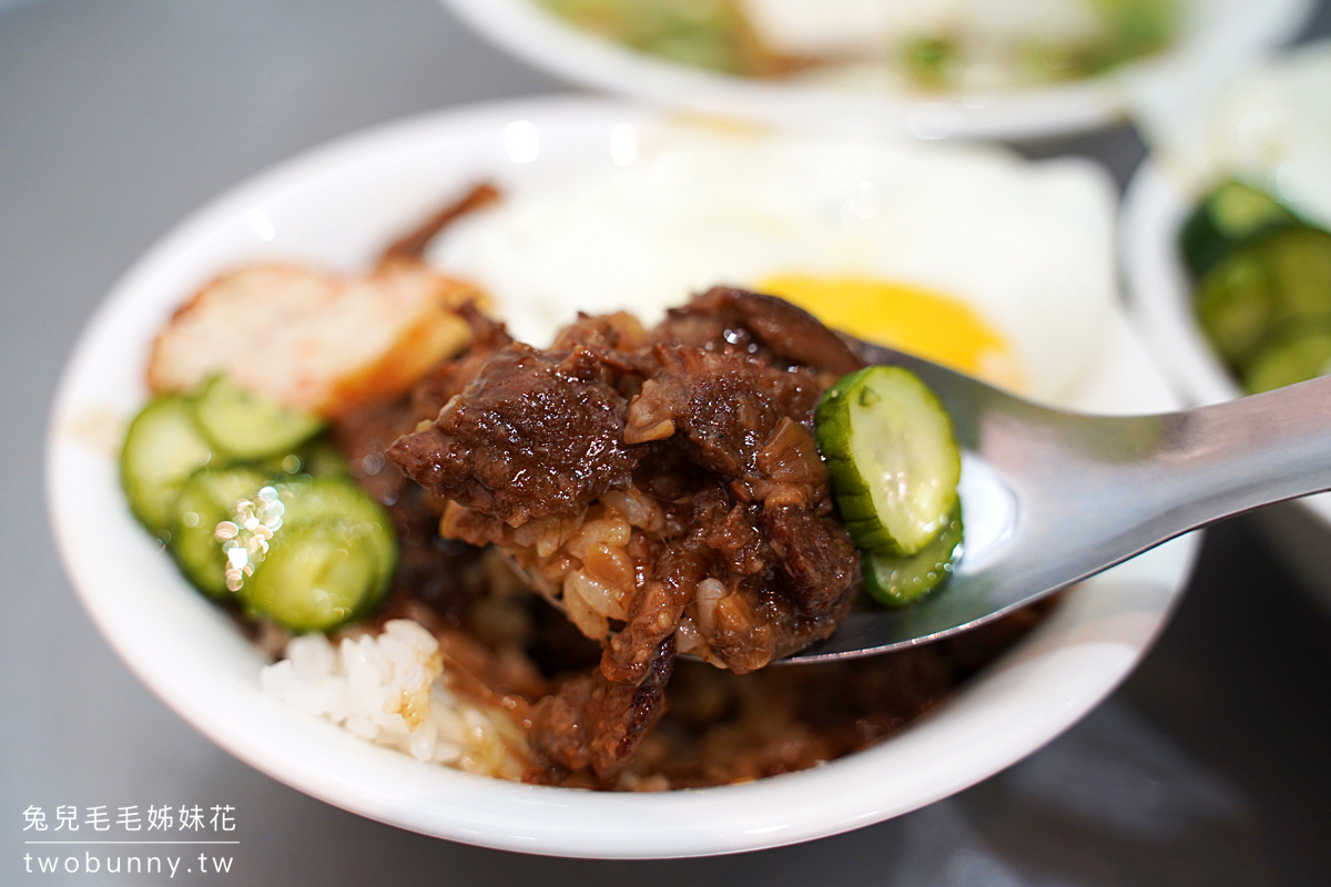 遼寧夜市美食》老牛牛肉肉燥飯~牛燥飯、蔥油雞飯都必點,一定要加爆漿荷包蛋!! @兔兒毛毛姊妹花 遼寧夜市美食》老牛牛肉肉燥飯~牛燥飯、蔥油雞飯都必點,一定要加爆漿荷包蛋!! @兔兒毛毛姊妹花