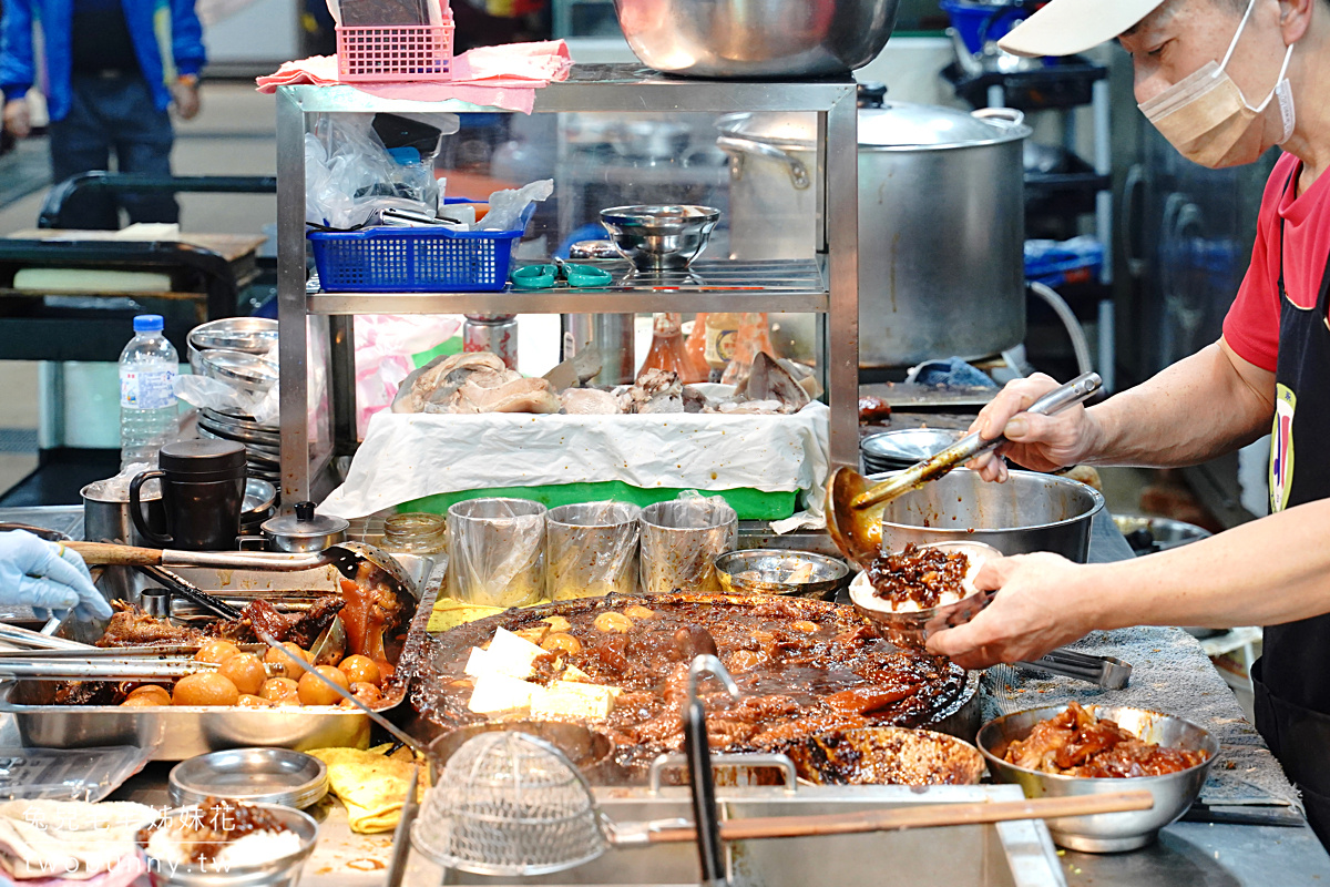 北投市場美食「矮子財滷肉飯」平日都要排隊超過一小時的神級黑金滷肉飯! 大排隊的原因是… @兔兒毛毛姊妹花 北投市場美食「矮子財滷肉飯」平日都要排隊超過一小時的神級黑金滷肉飯! 大排隊的原因是… @兔兒毛毛姊妹花