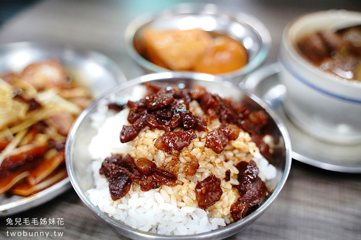 北投市場美食「矮子財滷肉飯」平日都要排隊超過一小時的神級黑金滷肉飯! 大排隊的原因是… @兔兒毛毛姊妹花 北投市場美食「矮子財滷肉飯」平日都要排隊超過一小時的神級黑金滷肉飯! 大排隊的原因是… @兔兒毛毛姊妹花