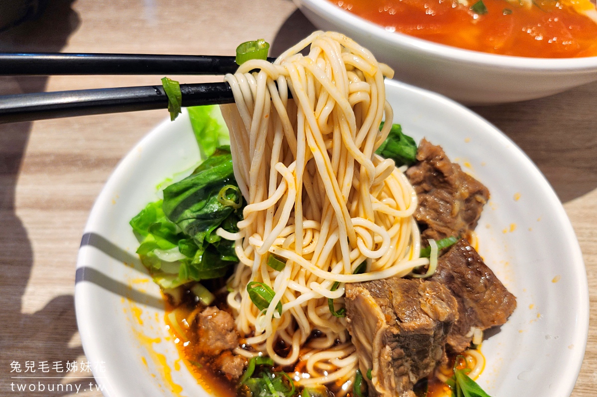 南京三民美食》蜀渝牛肉麵~藏身小巷的清甜系番茄牛肉麵，半筋半肉必點!! @兔兒毛毛姊妹花
