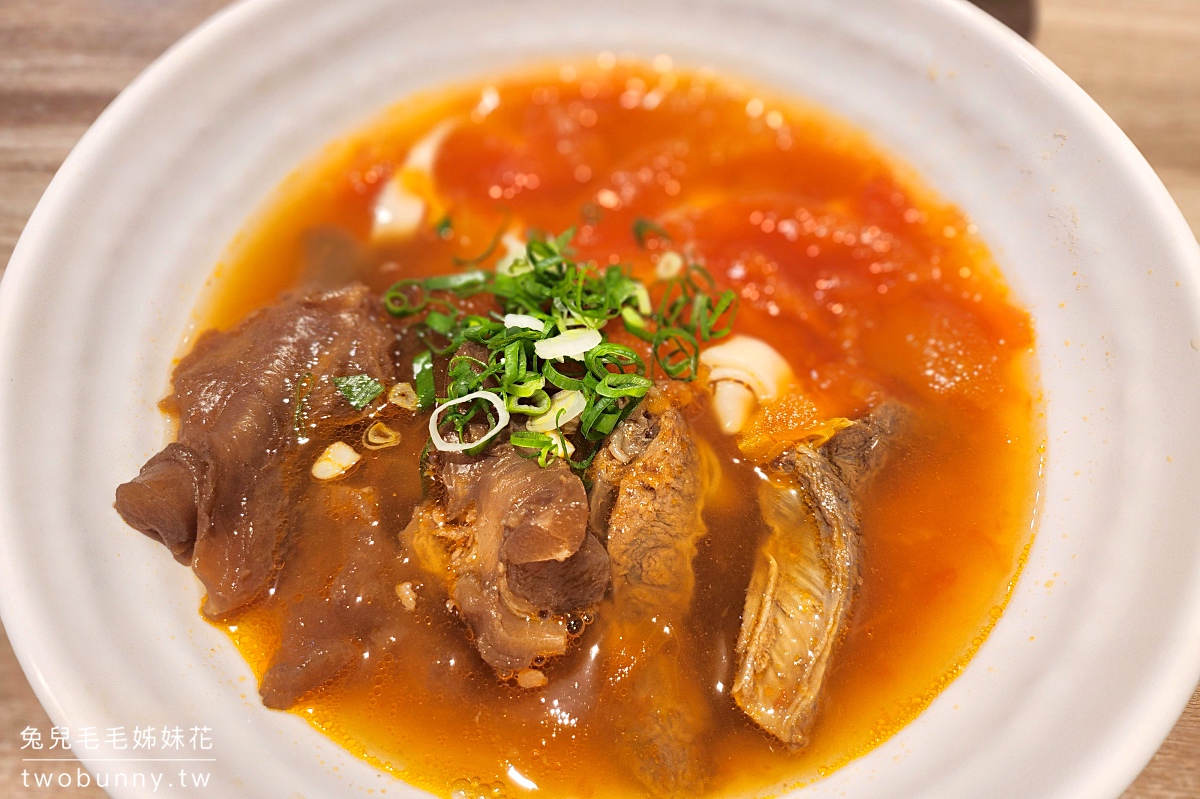 南京三民美食》蜀渝牛肉麵~藏身小巷的清甜系番茄牛肉麵，半筋半肉必點!! @兔兒毛毛姊妹花
