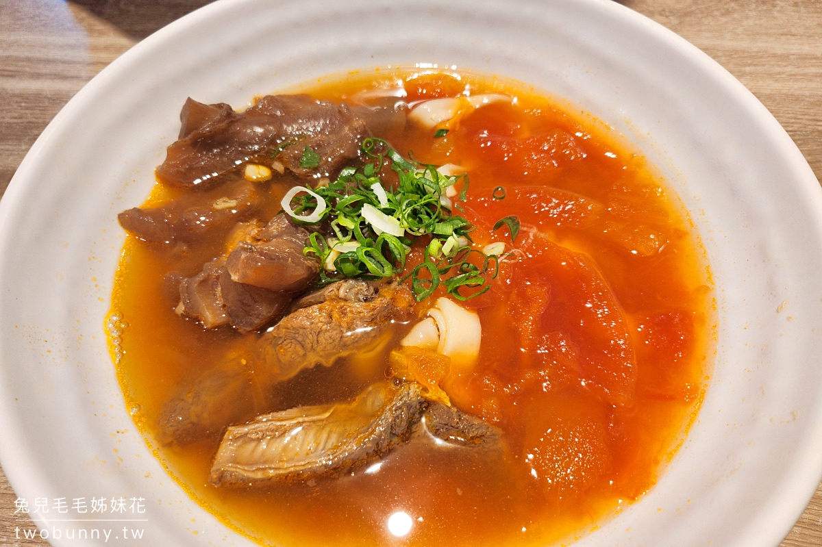 南京三民美食》蜀渝牛肉麵~藏身小巷的清甜系番茄牛肉麵，半筋半肉必點!! @兔兒毛毛姊妹花