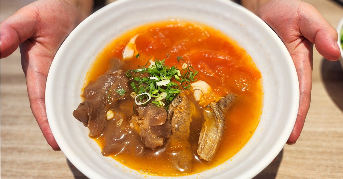 南京三民美食》蜀渝牛肉麵~藏身小巷的清甜系番茄牛肉麵，半筋半肉必點!! @兔兒毛毛姊妹花
