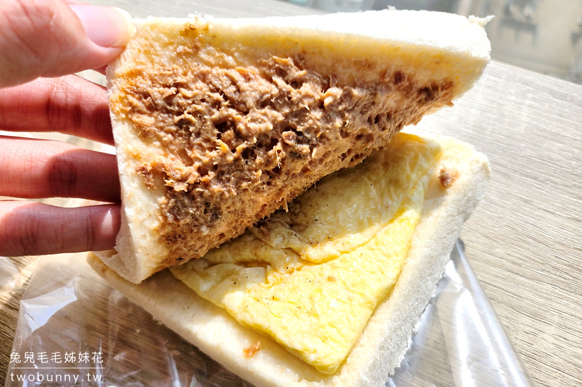 台中逢甲美食》逢甲滑蛋早餐店~超特別包餡滑蛋夾進軟綿吐司,便宜好吃逢甲早餐 @兔兒毛毛姊妹花 台中逢甲美食》逢甲滑蛋早餐店~超特別包餡滑蛋夾進軟綿吐司,便宜好吃逢甲早餐 @兔兒毛毛姊妹花