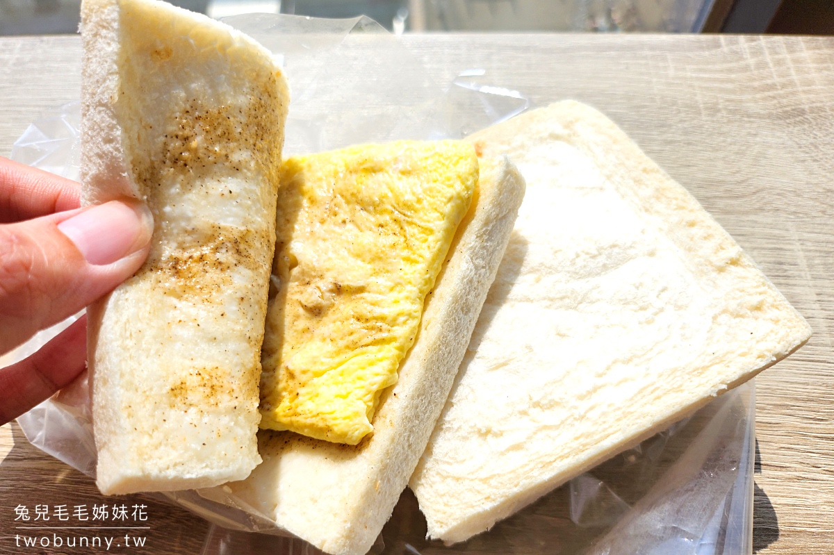 台中逢甲美食》逢甲滑蛋早餐店~超特別包餡滑蛋夾進軟綿吐司,便宜好吃逢甲早餐 @兔兒毛毛姊妹花 台中逢甲美食》逢甲滑蛋早餐店~超特別包餡滑蛋夾進軟綿吐司,便宜好吃逢甲早餐 @兔兒毛毛姊妹花