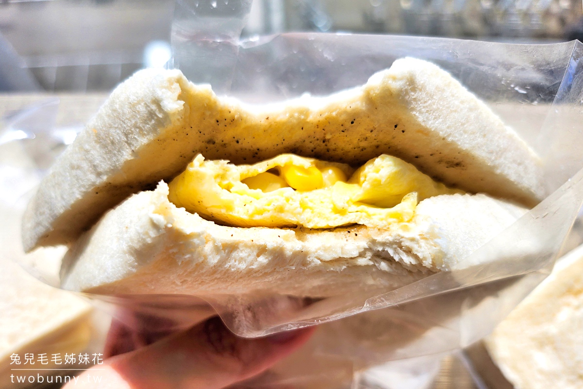台中逢甲美食》逢甲滑蛋早餐店~超特別包餡滑蛋夾進軟綿吐司,便宜好吃逢甲早餐 @兔兒毛毛姊妹花 台中逢甲美食》逢甲滑蛋早餐店~超特別包餡滑蛋夾進軟綿吐司,便宜好吃逢甲早餐 @兔兒毛毛姊妹花