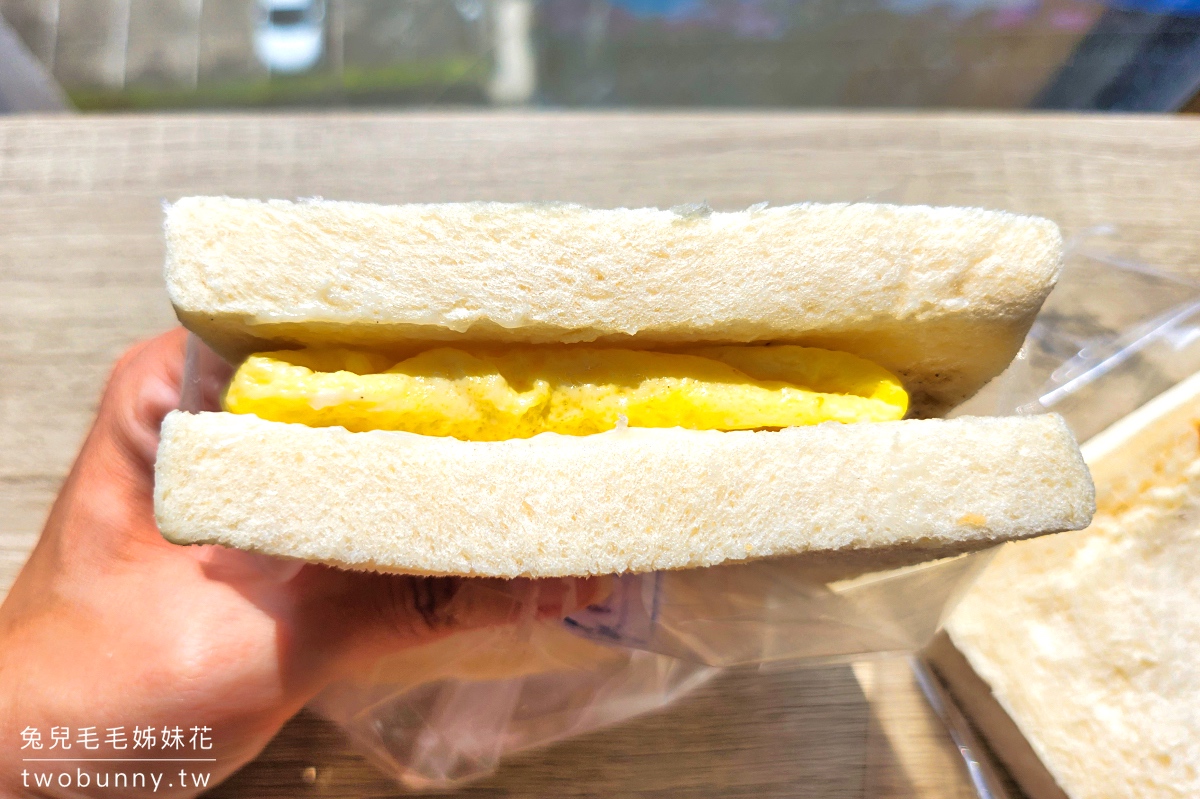 台中逢甲美食》逢甲滑蛋早餐店~超特別包餡滑蛋夾進軟綿吐司,便宜好吃逢甲早餐 @兔兒毛毛姊妹花 台中逢甲美食》逢甲滑蛋早餐店~超特別包餡滑蛋夾進軟綿吐司,便宜好吃逢甲早餐 @兔兒毛毛姊妹花