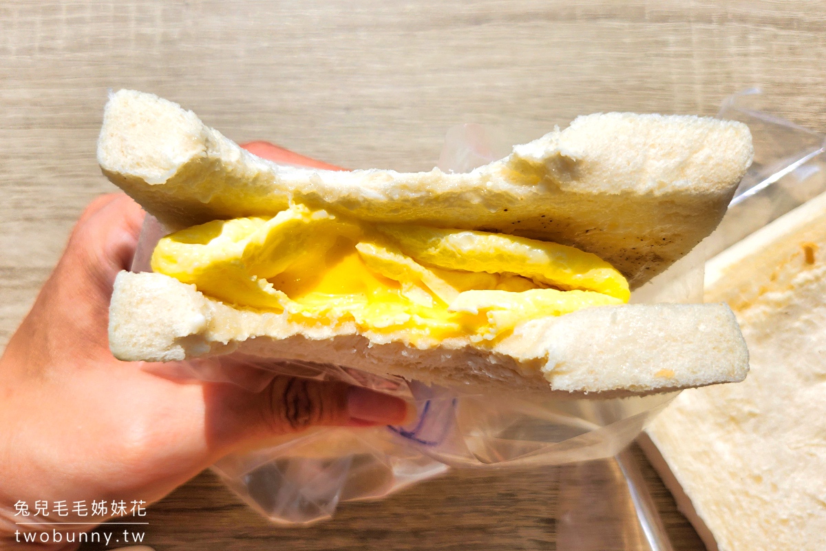 台中逢甲美食》逢甲滑蛋早餐店~超特別包餡滑蛋夾進軟綿吐司,便宜好吃逢甲早餐 @兔兒毛毛姊妹花 台中逢甲美食》逢甲滑蛋早餐店~超特別包餡滑蛋夾進軟綿吐司,便宜好吃逢甲早餐 @兔兒毛毛姊妹花