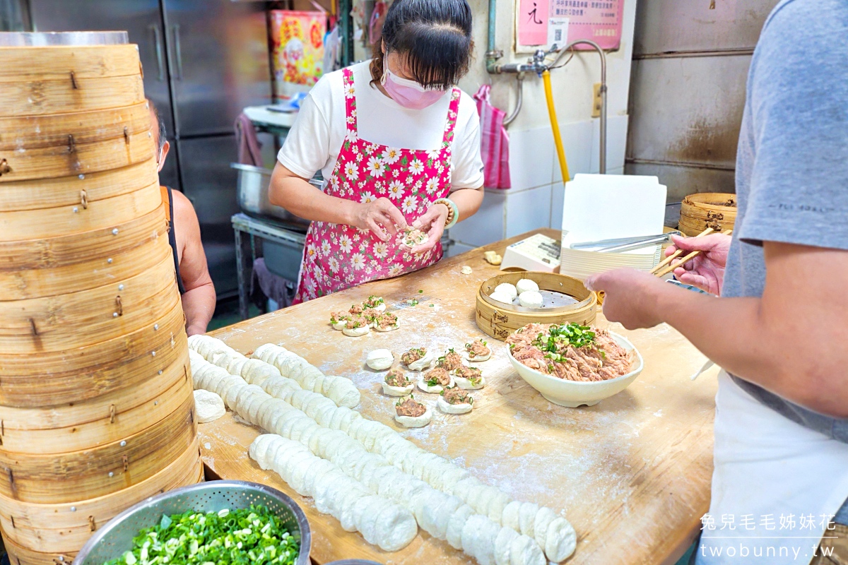 小巨蛋美食》龍城市場上海小籠包｜老麵發酵外皮香Q帶勁～根本小肉包!! @兔兒毛毛姊妹花
