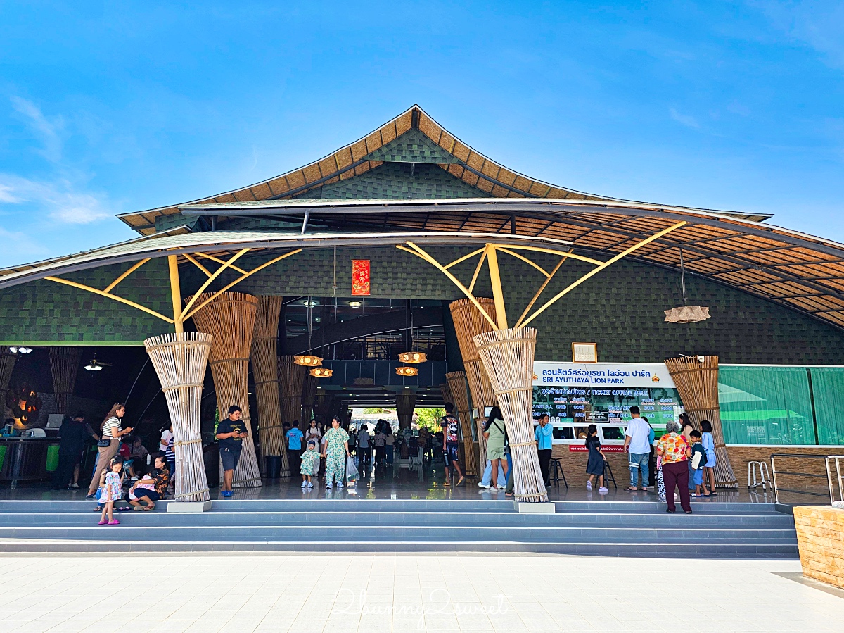 泰國大城景點「大城動物園」吉普車長頸鹿合照,還能牽獅子老虎的 Sriayuthaya Lion Park @兔兒毛毛姊妹花 泰國大城景點「大城動物園」吉普車長頸鹿合照,還能牽獅子老虎的 Sriayuthaya Lion Park @兔兒毛毛姊妹花
