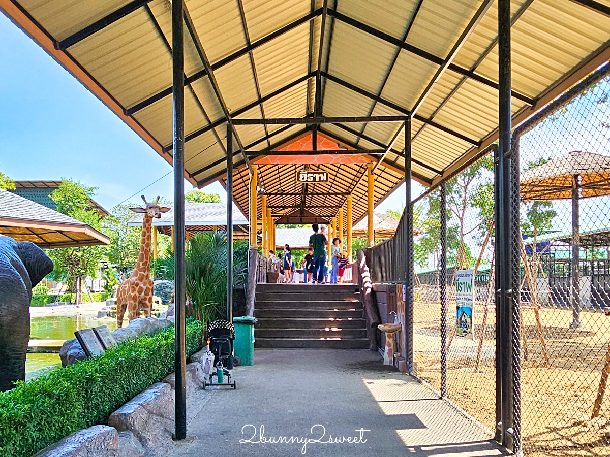 泰國大城景點「大城動物園」吉普車長頸鹿合照,還能牽獅子老虎的 Sriayuthaya Lion Park @兔兒毛毛姊妹花 泰國大城景點「大城動物園」吉普車長頸鹿合照,還能牽獅子老虎的 Sriayuthaya Lion Park @兔兒毛毛姊妹花