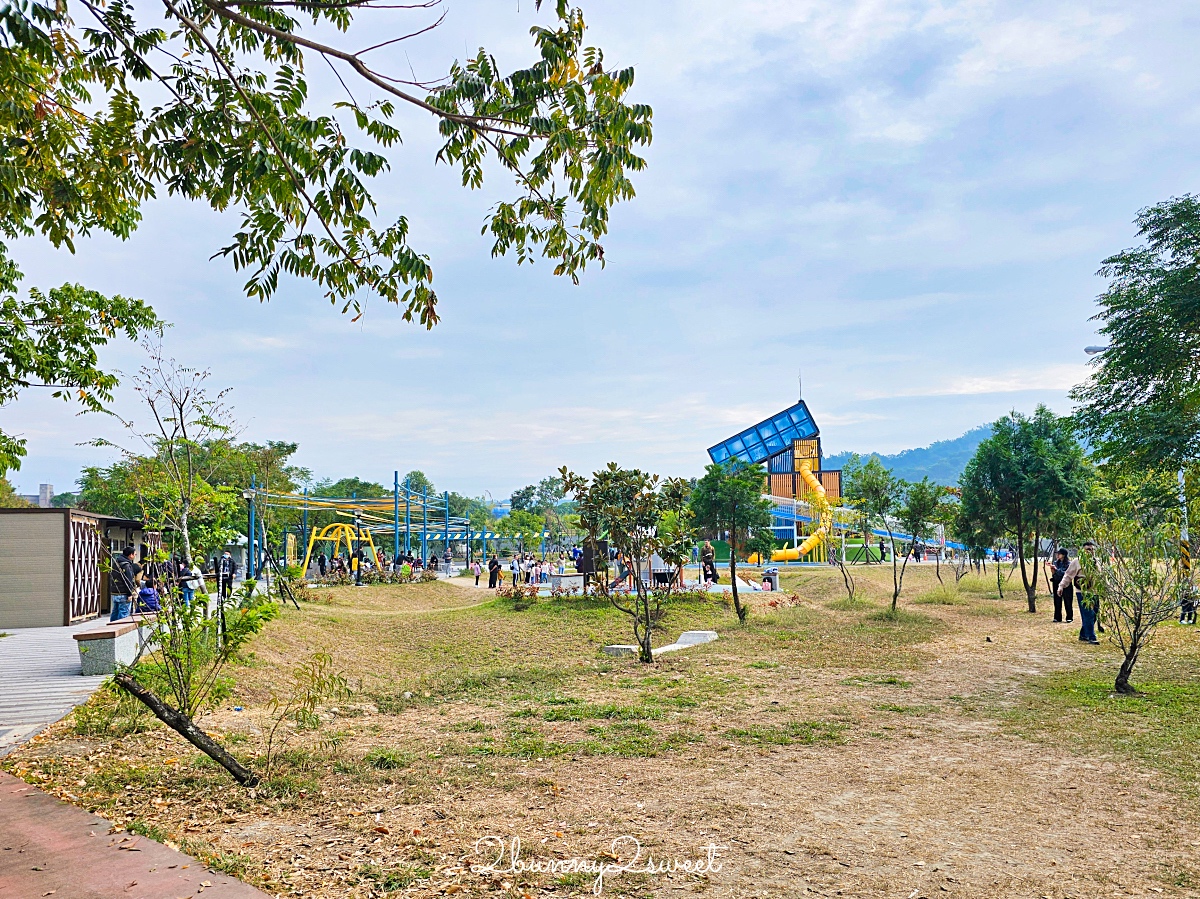 南投特色公園【草屯酷比親子運動公園】三層樓高貨櫃溜滑梯、超嗨旋轉翹翹板~好玩又放電 @兔兒毛毛姊妹花 南投特色公園【草屯酷比親子運動公園】三層樓高貨櫃溜滑梯、超嗨旋轉翹翹板~好玩又放電 @兔兒毛毛姊妹花