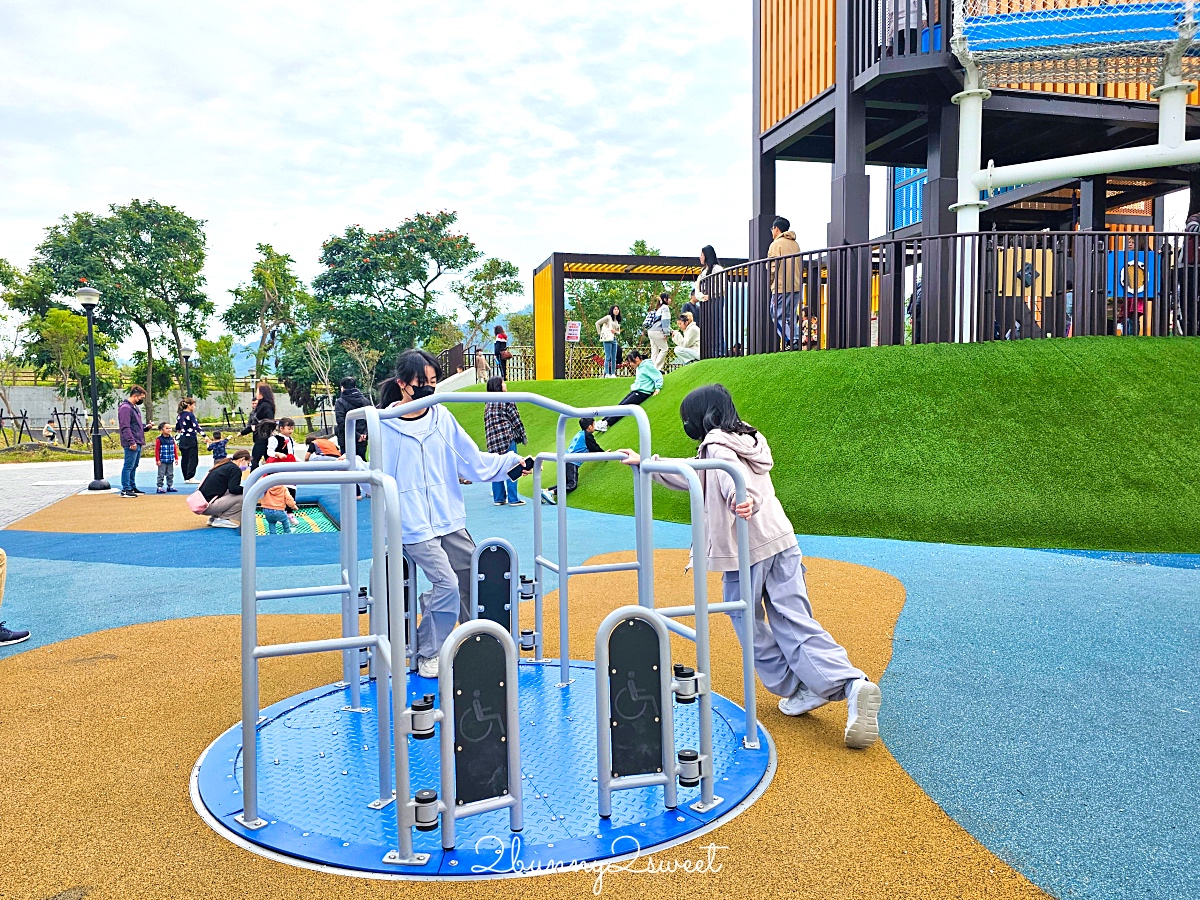 南投特色公園【草屯酷比親子運動公園】三層樓高貨櫃溜滑梯、超嗨旋轉翹翹板~好玩又放電 @兔兒毛毛姊妹花 南投特色公園【草屯酷比親子運動公園】三層樓高貨櫃溜滑梯、超嗨旋轉翹翹板~好玩又放電 @兔兒毛毛姊妹花