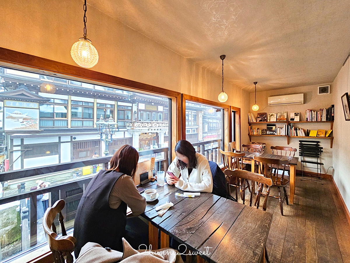 【布丁 酒茶房クリエ】銀山溫泉必訪復古風咖啡廳，擁有能登屋絕美窗景、招牌布丁必點 @兔兒毛毛姊妹花