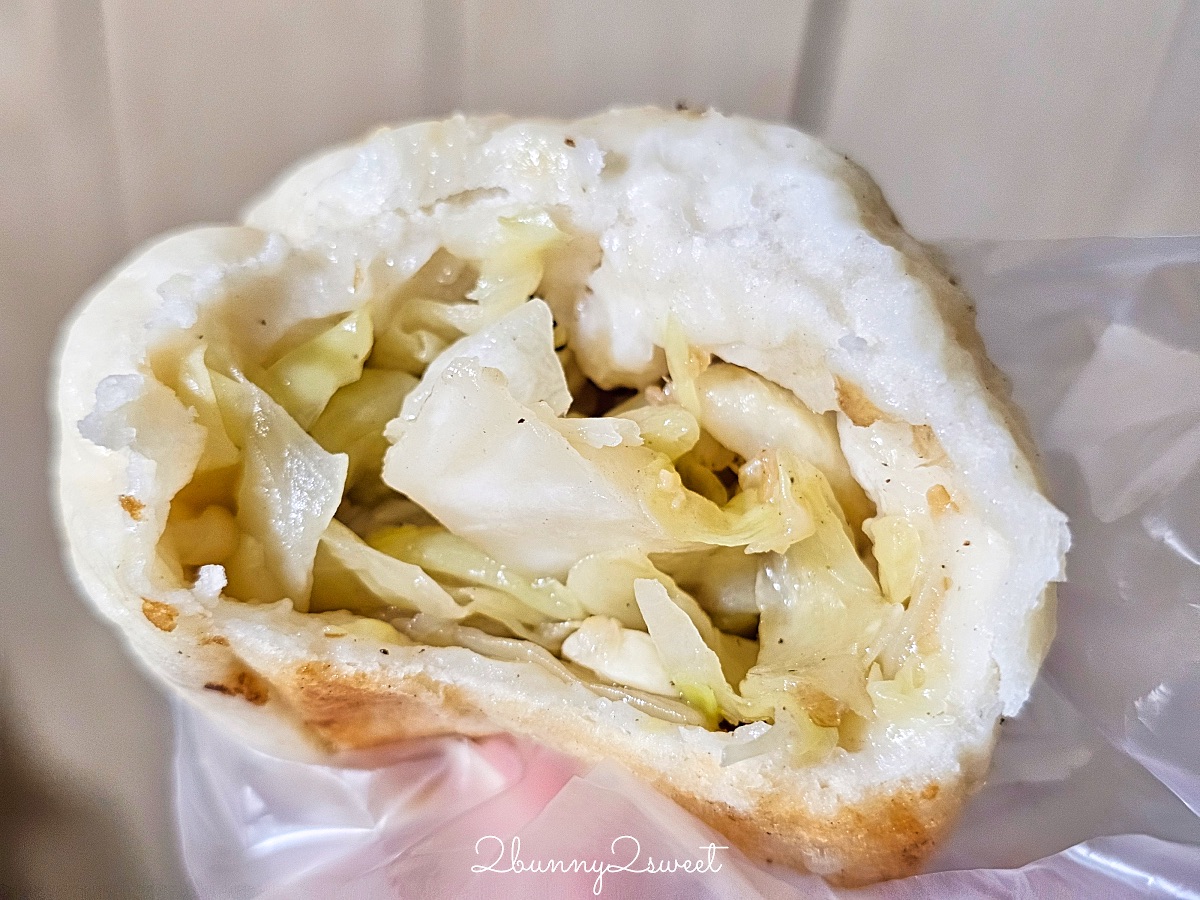 士林夜市【大上海生煎包】排隊也要吃的老字號生煎包，三種口味一顆20元買十送一 @兔兒毛毛姊妹花