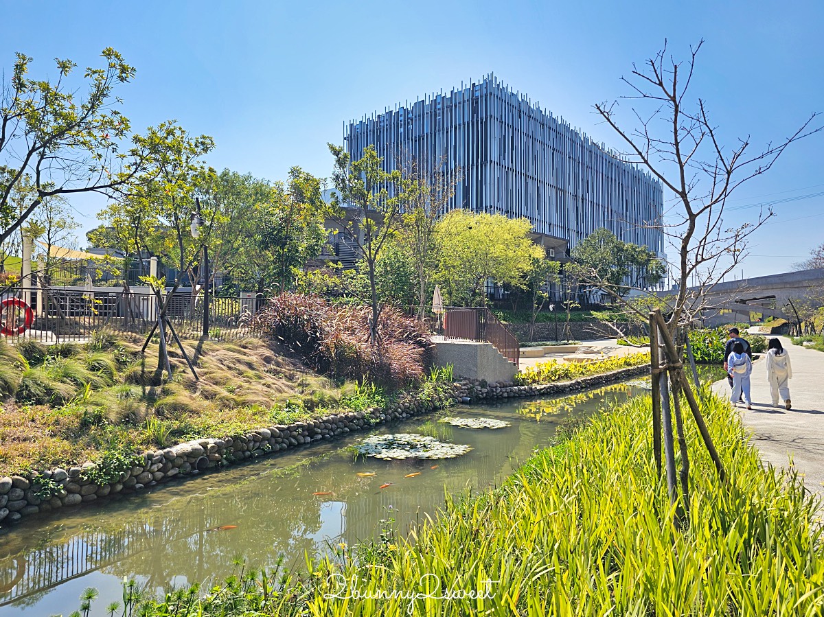 鶯歌景點「新北市美術館」蘆葦叢裡的創意綠建築,外圍園區沙坑、戲水池免費玩 @兔兒毛毛姊妹花 鶯歌景點「新北市美術館」蘆葦叢裡的創意綠建築,外圍園區沙坑、戲水池免費玩 @兔兒毛毛姊妹花