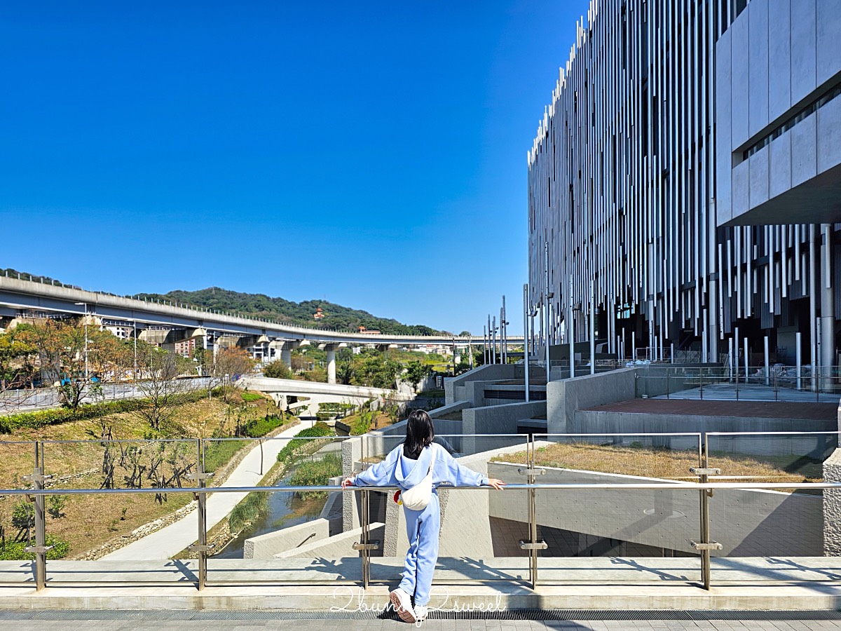 鶯歌景點「新北市美術館」蘆葦叢裡的創意綠建築,外圍園區沙坑、戲水池免費玩 @兔兒毛毛姊妹花 鶯歌景點「新北市美術館」蘆葦叢裡的創意綠建築,外圍園區沙坑、戲水池免費玩 @兔兒毛毛姊妹花