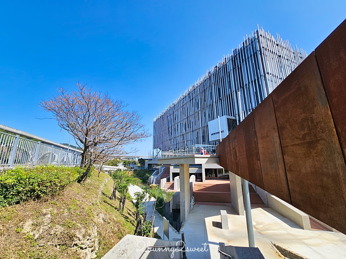 鶯歌景點「新北市美術館」蘆葦叢裡的創意綠建築,外圍園區沙坑、戲水池免費玩 @兔兒毛毛姊妹花 鶯歌景點「新北市美術館」蘆葦叢裡的創意綠建築,外圍園區沙坑、戲水池免費玩 @兔兒毛毛姊妹花
