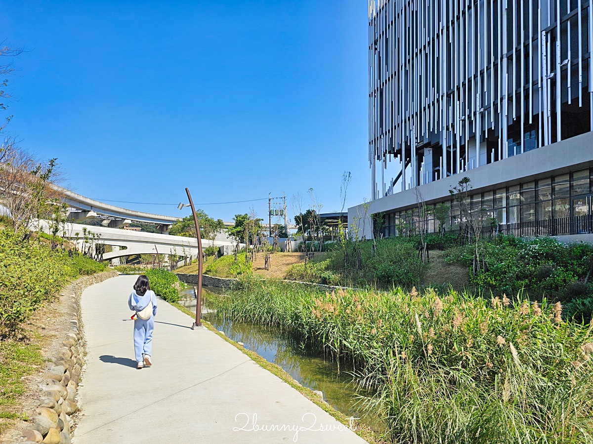 鶯歌景點「新北市美術館」蘆葦叢裡的創意綠建築,外圍園區沙坑、戲水池免費玩 @兔兒毛毛姊妹花 鶯歌景點「新北市美術館」蘆葦叢裡的創意綠建築,外圍園區沙坑、戲水池免費玩 @兔兒毛毛姊妹花