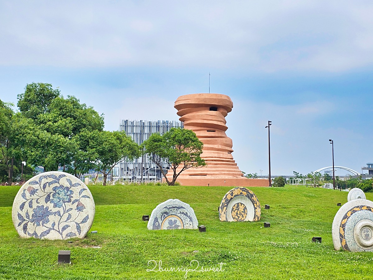 鶯歌景點「新北市美術館」蘆葦叢裡的創意綠建築,外圍園區沙坑、戲水池免費玩 @兔兒毛毛姊妹花 鶯歌景點「新北市美術館」蘆葦叢裡的創意綠建築,外圍園區沙坑、戲水池免費玩 @兔兒毛毛姊妹花