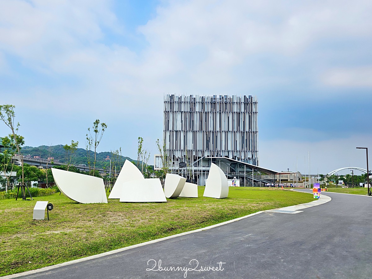 鶯歌景點「新北市美術館」蘆葦叢裡的創意綠建築,外圍園區沙坑、戲水池免費玩 @兔兒毛毛姊妹花 鶯歌景點「新北市美術館」蘆葦叢裡的創意綠建築,外圍園區沙坑、戲水池免費玩 @兔兒毛毛姊妹花