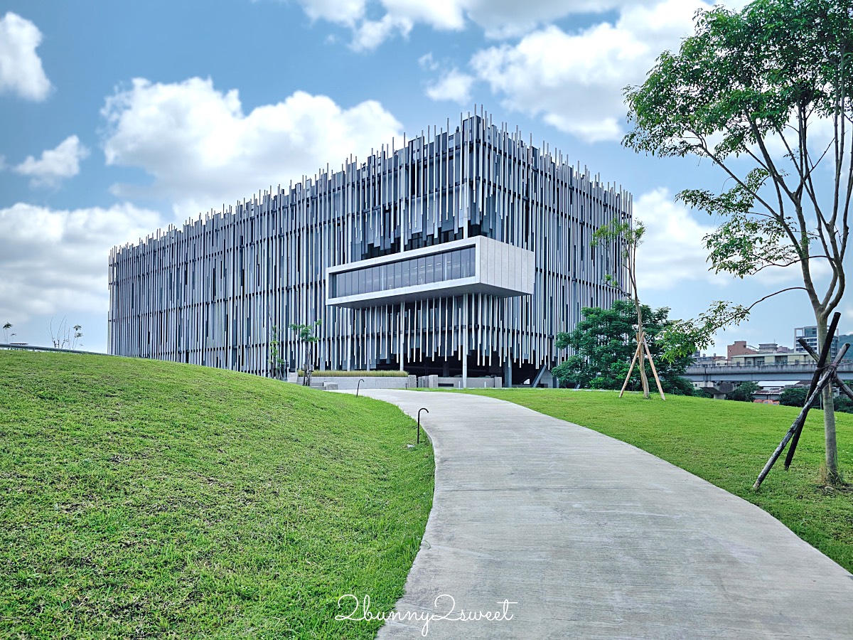 鶯歌景點「新北市美術館」蘆葦叢裡的創意綠建築,外圍園區沙坑、戲水池免費玩 @兔兒毛毛姊妹花 鶯歌景點「新北市美術館」蘆葦叢裡的創意綠建築,外圍園區沙坑、戲水池免費玩 @兔兒毛毛姊妹花