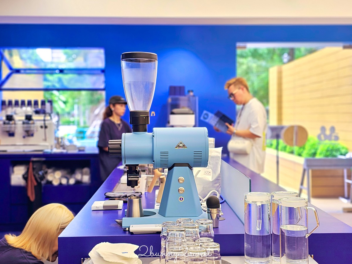 【CAFEAO】藝人陳冠希咖啡廳進駐民生社區，Peacocks Coffee 聯名特調與潮流選物 @兔兒毛毛姊妹花